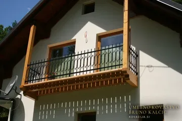 Ograja na lesenem balkonu z zanimivim vzorcem