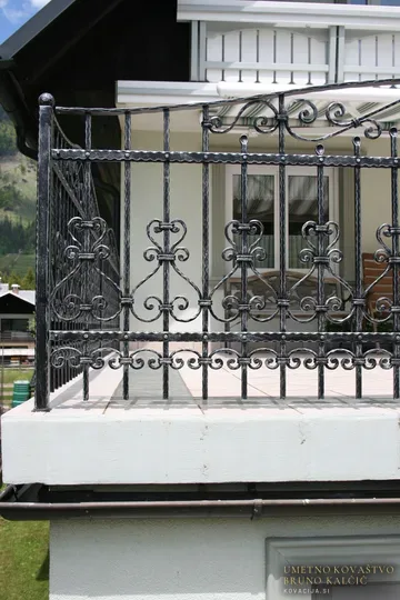 Kovana ograja na terasi, Mojstrana, iz kovačije na Blejski Dobravi