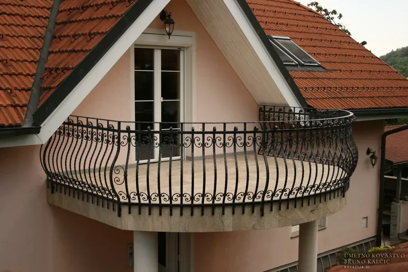 Kovana polkrožna ograja, Javorščica