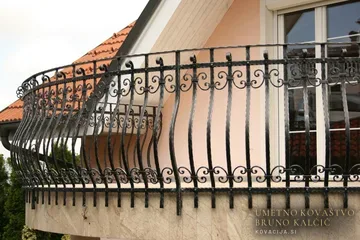 Polkrožna balkonska ograja po načrtu stranke