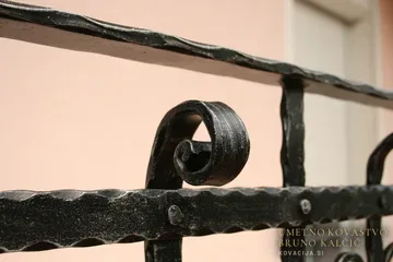 Kovana polkrožna ograja, Javorščica, detajl 2