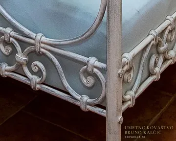 V spalnici je vse pohištvo kovano