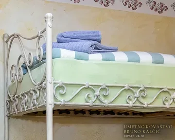 Kovana postelja, Kočna II, kremna barva