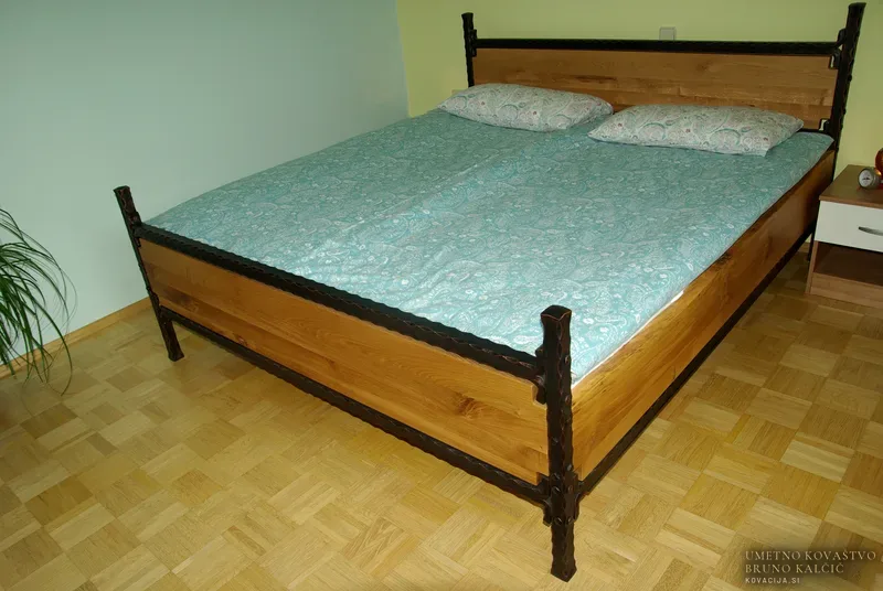 Postelja Masiva, les in železo