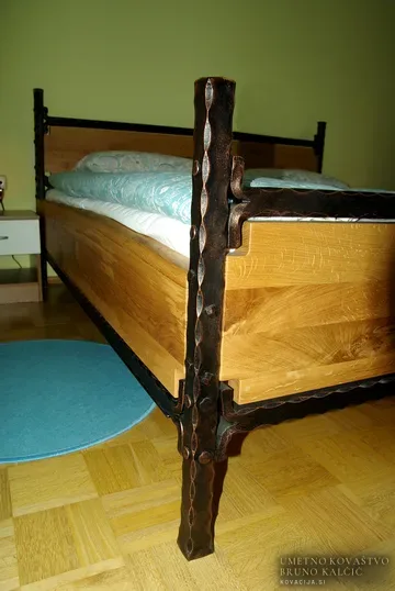 Postelja Masiva, les in železo, Postelje