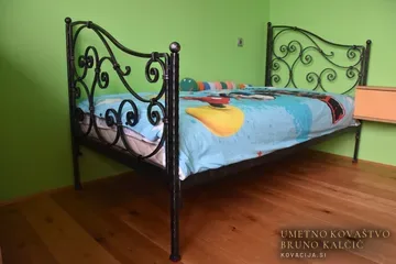 Kovana otroška postelja, Ljubljana, Postelje