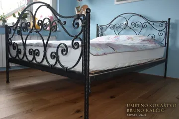 Kovana zakonska postelja, Ljubljana, valoviti zvitki