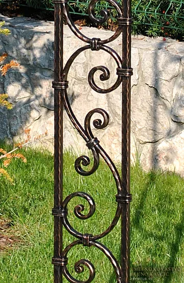 Kovan špalir, brajda oziroma podpora za vrtnico, Alenka, Tolčeno (“kovano”) palično jeklo 16×16 in 16×8 mm