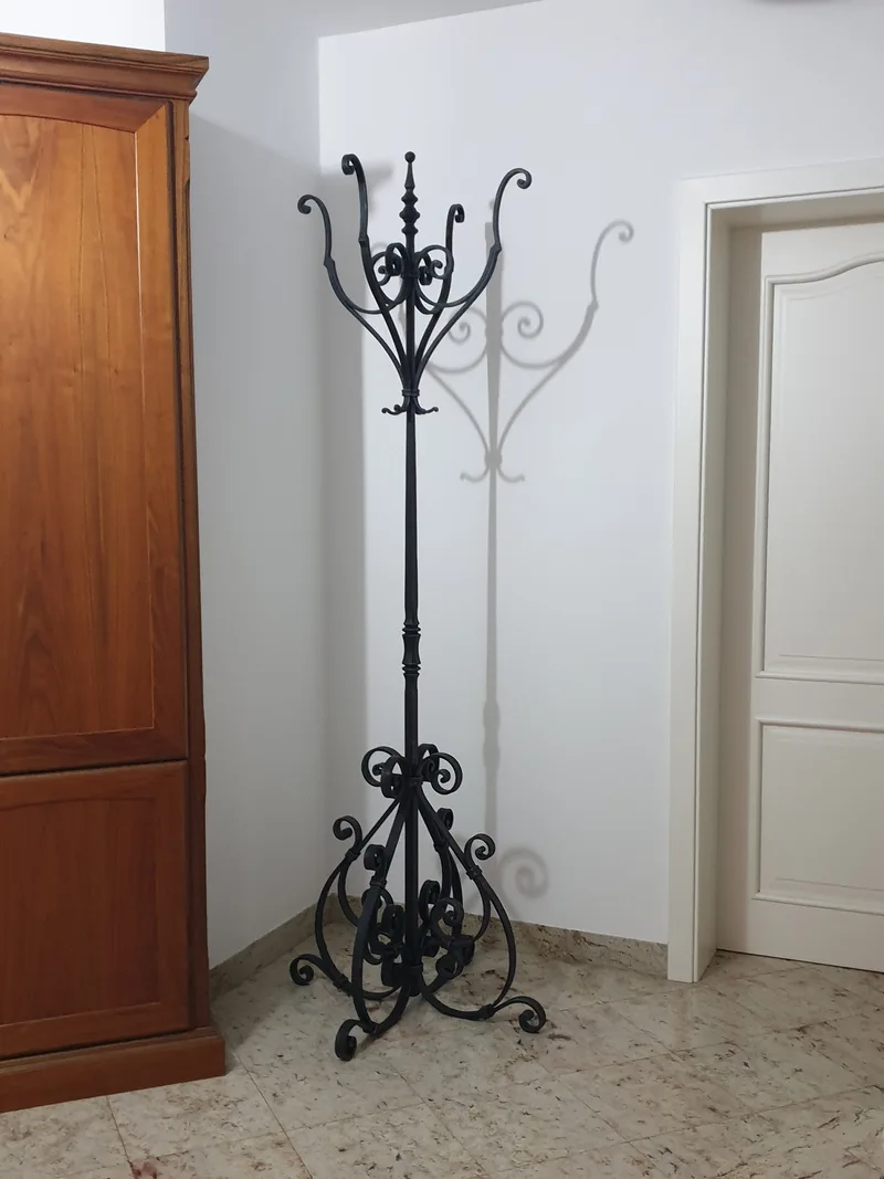 Kovan obešalnik za garderobo, Godovič