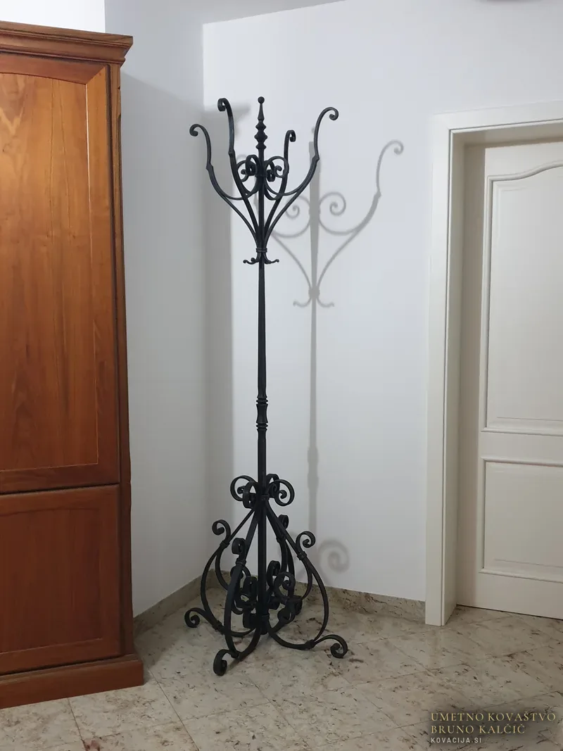 Kovan obešalnik za garderobo, Godovič