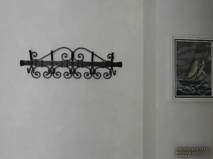 Kovan stenski obešalnik.