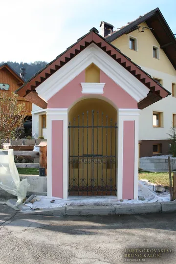Kovana vrata za kapelico, Blejska Dobrava, Sakralni objekti