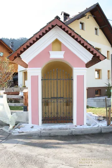 Kovana zaščitna vrata za vaško kapelico na Blejski Dobravi