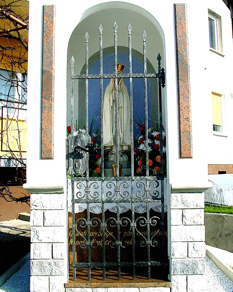 Kovana vrata na kapelici, Ladja