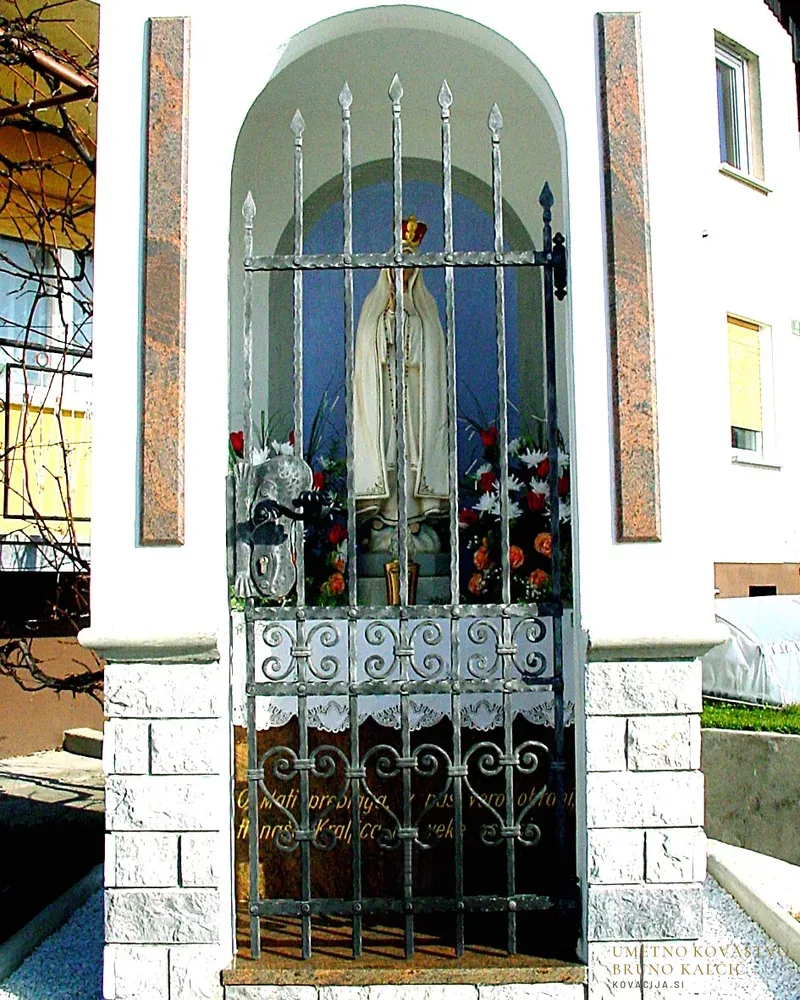 Kovana vrata na kapelici, Ladja
