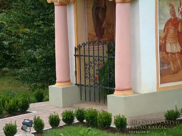 Kovana vrata za kapelico, Žeje, Sakralni objekti