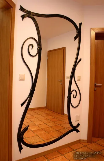 Kovano ogledalo, Smlednik, Ogledala