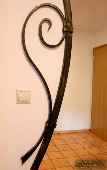 Kovan asimetrični okvir za ogledalo na hodniku