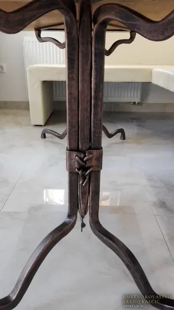Kovana jedilna miza, Naklo, Mize