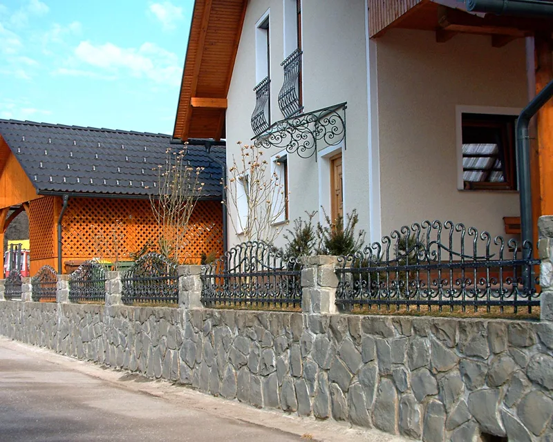 Kovan nadstrešek, Bitnje
