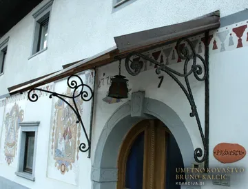 Nadstrešek na stari kmečki hiši, za katerega smo mi prispevali dve masivni kovani konzoli