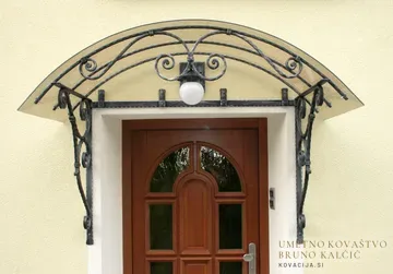 Kovan obokan nadstrešek s stensko lučjo, Nadstreški
