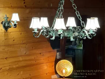 Kovan lestenec za 6 žarnic, obešen na kovano vergo