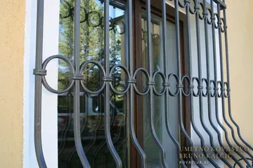 Res ogromne varovalne okenske mreže na podeželjskem dvorcu z največjim trebuhom, kar jih ponujamo