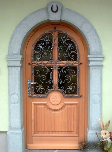Kovana mreža na vratih in oknih, Dobrava, Tolčeno (“kovano”) palično jeklo 12×12 in 12×6 mm