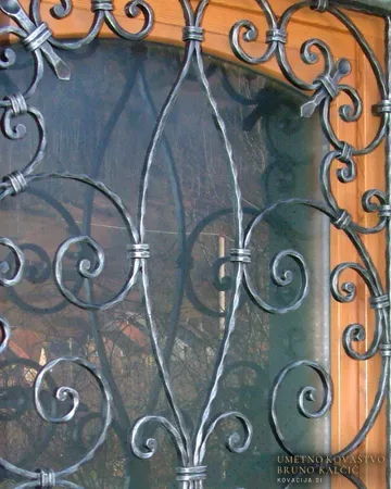 Kovana mreža na vratih in oknih, Dobrava, iz kovačije na Blejski Dobravi
