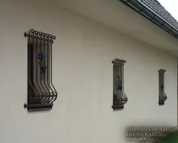 Kovane okenske mreže s trebuhom in motivom trte
