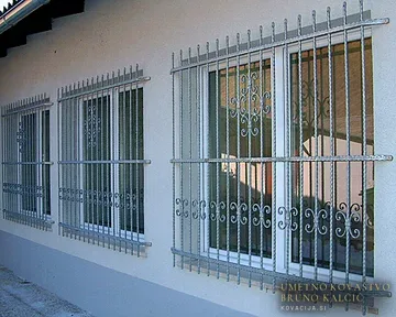 Kovane okenske mreže na poslovnem objektu