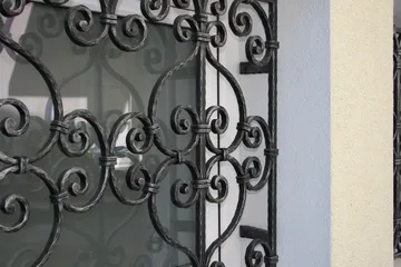 Kovani okenski mreži, Kranj, Tolčeno ("kovano") palično jeklo 16×16 in 16×8 mm