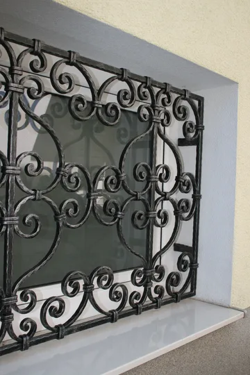 Kovani okenski mreži, Kranj, krožni zvitki