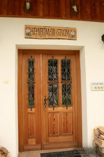 Kovane mreže na vhodnih vratih, Kranjska Gora, iz kovačije na Blejski Dobravi