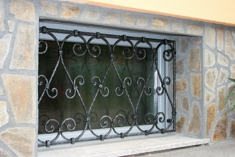 Kovana okenska mreža, Mavčiče