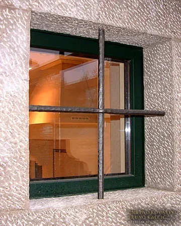 Kovan križ na oknu, Kromberk, Okenske mreže