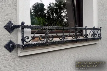 Precej masivne in bogate ograjice za rože