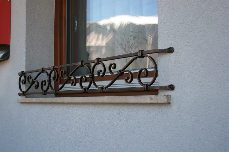 Kovane ograjice za rože, Podkočna