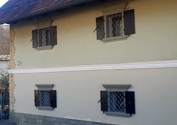 Kovana polkna na kamnitih portalih (jertah)