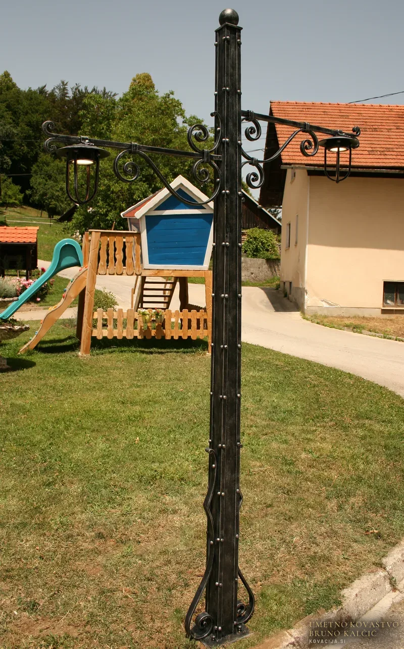 Kovana ulična svetilka, Vače
