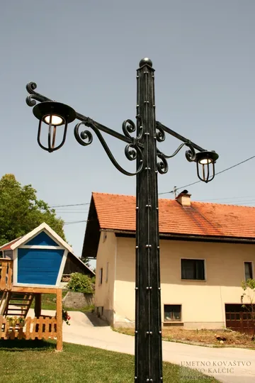 Kovana ulična svetilka, Vače, Zunanja svetila