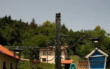 Ulična svetilka z dvema led reflektorjema