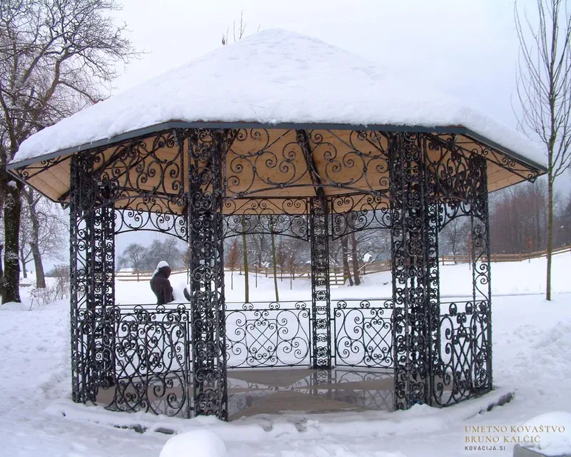 Kovan paviljon, Dvorska vas