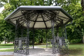 Kovan paviljon v parku, Tišina, Paviljoni