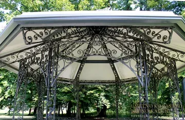 Baročni kovan pavilion v parku, namenjen porokam in raznim prireditvam