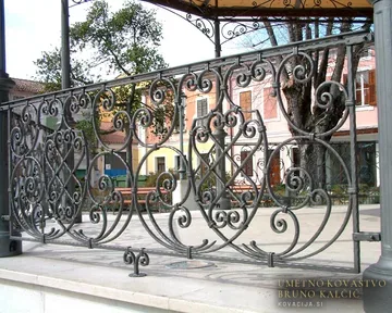 Za pavilion v Koppovem parku v Izoli smo mi prispevali ograje in lestenec