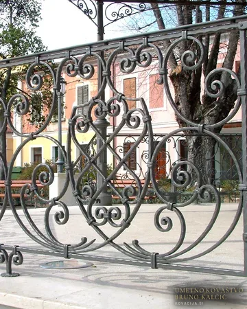 Kovan paviljon, Izola, Tolčeno (“kovano”) palično jeklo 20×20 in 20×10 mm