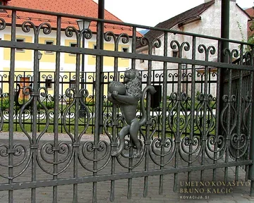 Pavilion na Stari Savi krasijo naše kovane ograje s posebej za to lokacijo izbranimi grbi oziroma motivi