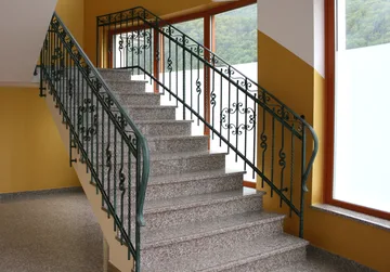 Kovana stopniščna ograja z zeleno patino, Jesenice, Stopniščne ograje